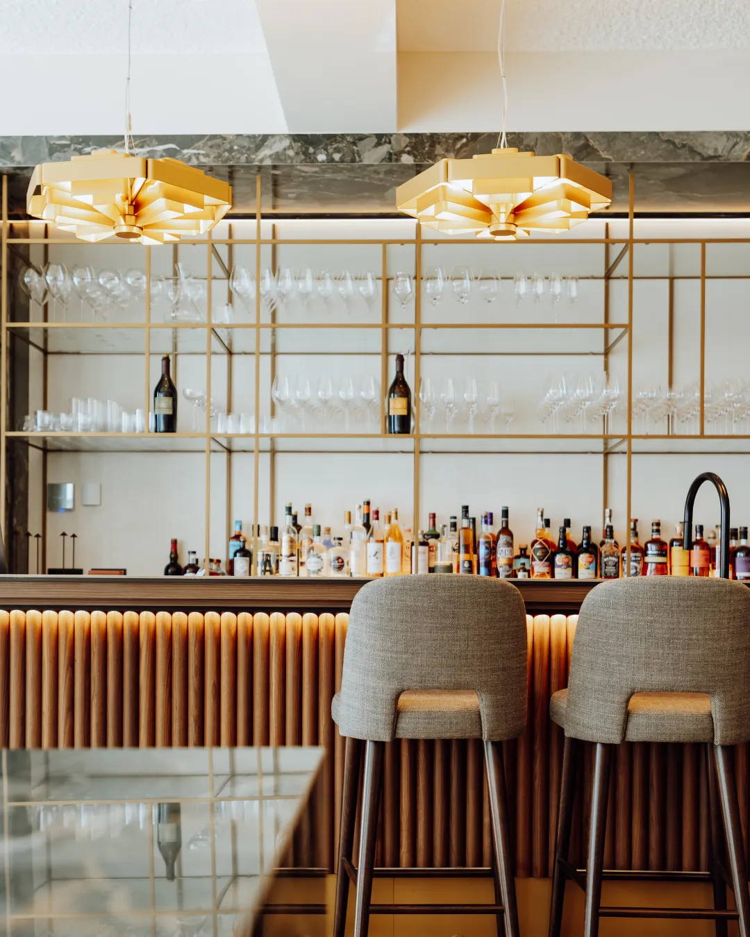 De bar van Moscou met gouden lampen