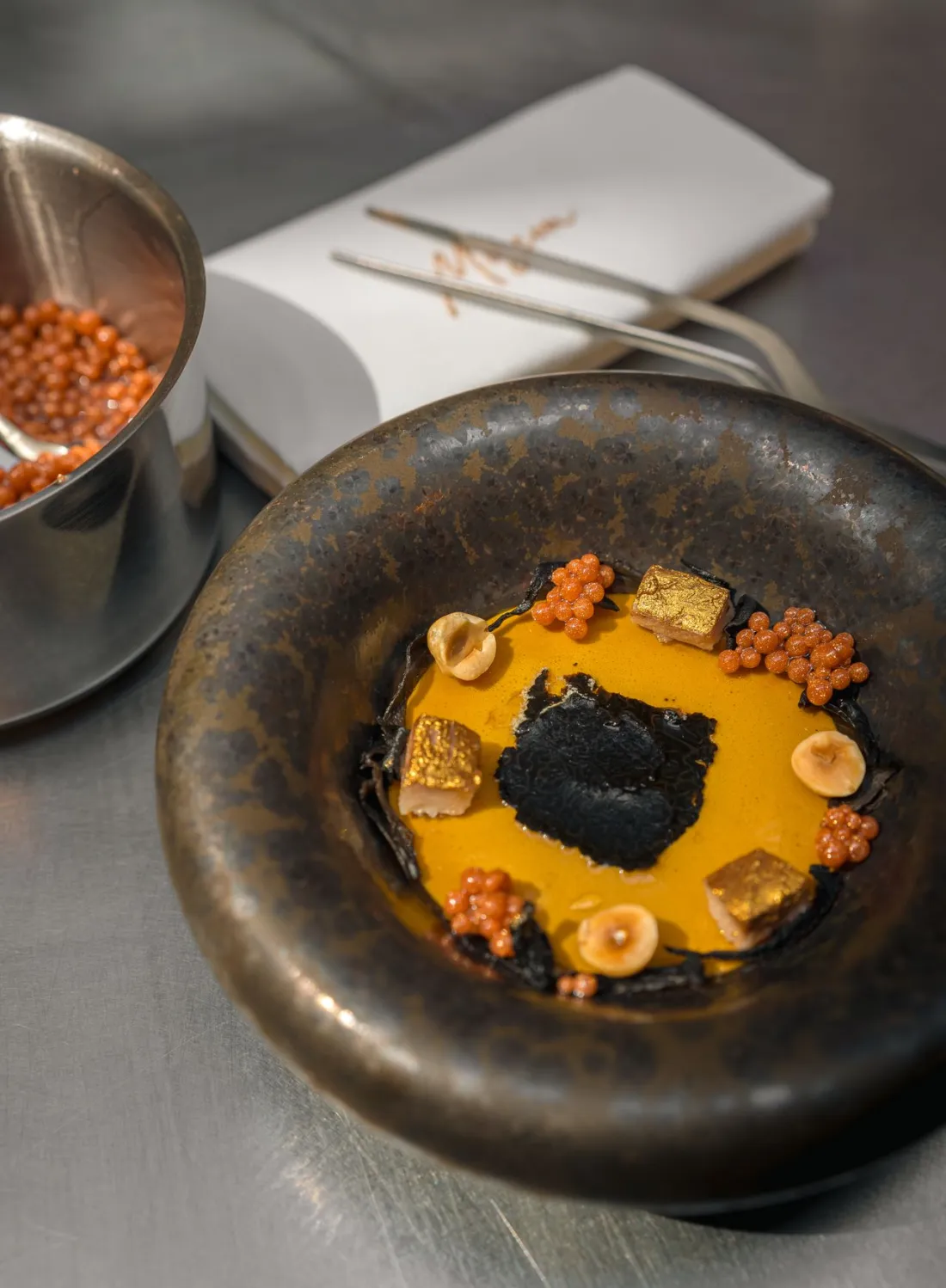Gerecht met kaviaar in een donkere schaal