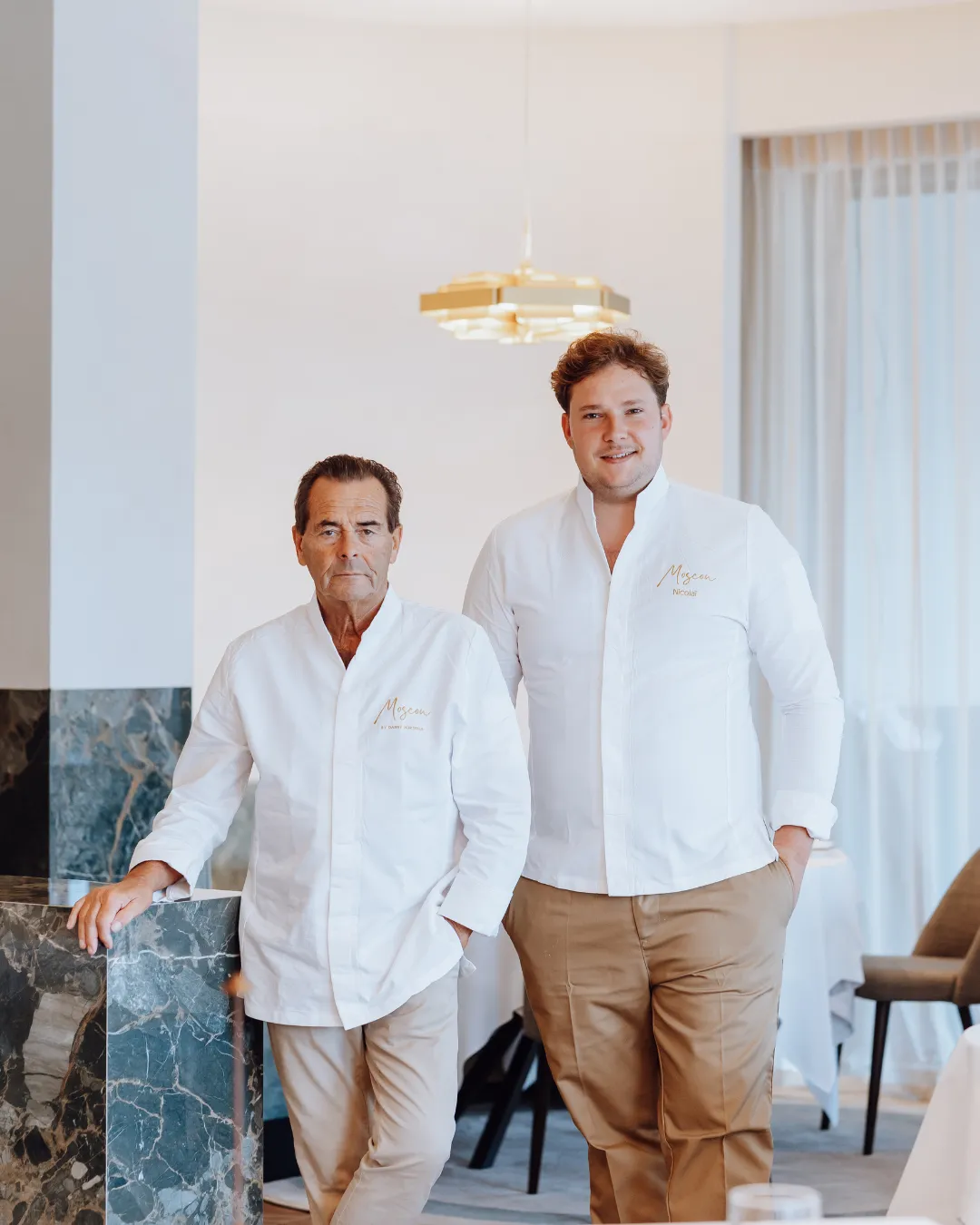 Chef Danny Horseele en chef Nicolaï Vanquickelberghe in het restaurant