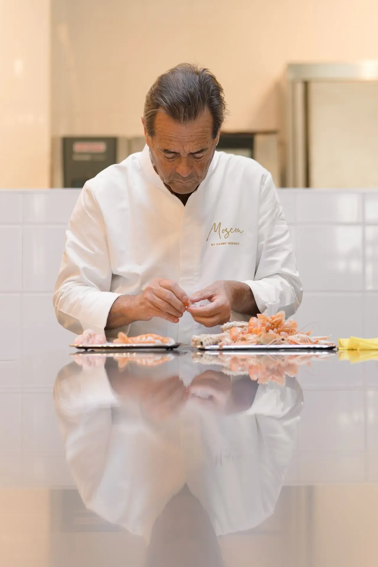 Chef Danny Horseele werkt een bord af in de keuken