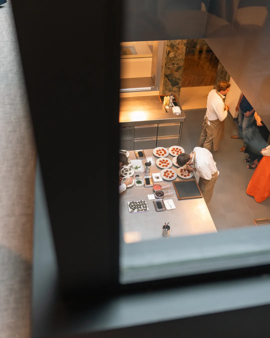 Zicht op de keuken door de koker