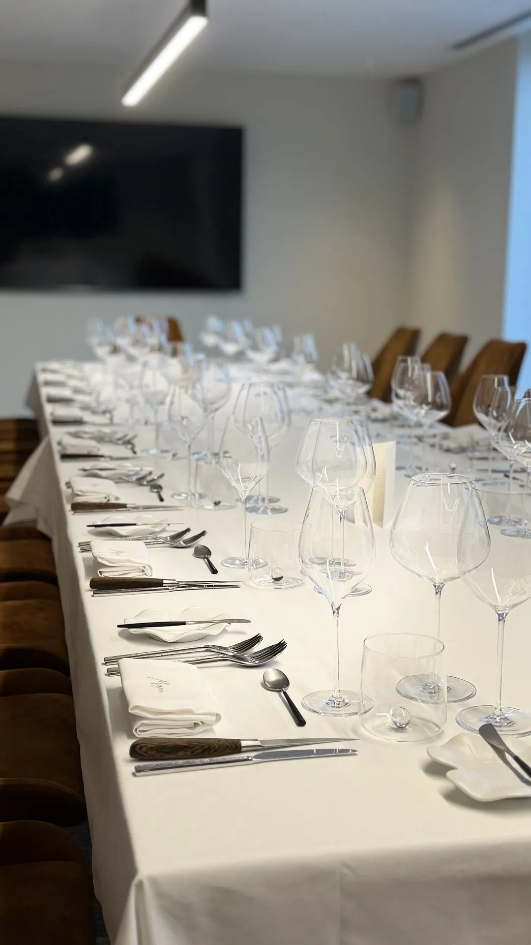 Lange gedekte tafel met wijnglazen