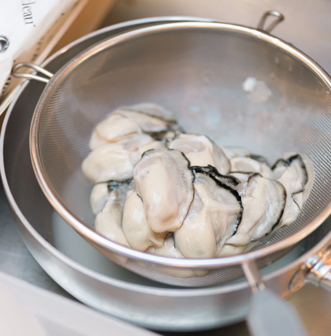 Oesters in een vergiet